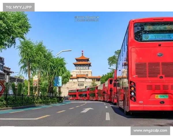 “红奔奔”遇上“红神龙”,龙年贺岁彩车跑上济南街头 “红奔奔”遇上“红神龙”,龙年贺岁彩车跑上济南街头